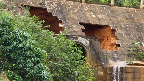 Kon Tum: Mưa kéo dài làm sạt lở nhiều đường dân sinh vùng cao - Ảnh 2. Kon Tum: Mưa kéo dài làm sạt lở nhiều đường dân sinh vùng cao - Ảnh 2.