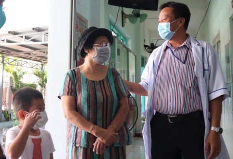 Ít thuốc ở trạm y tế, giải quyết sao? - Ảnh 1. Ít thuốc ở trạm y tế, giải quyết sao? - Ảnh 1.