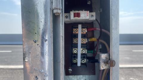 Vừa hoạt động một tuần, hàng ngàn mét cáp điện tuyến cao tốc Vân Đồn - Móng Cái đã bị mất cắp - Ảnh 3. Vừa hoạt động một tuần, hàng ngàn mét cáp điện tuyến cao tốc Vân Đồn - Móng Cái đã bị mất cắp - Ảnh 3.