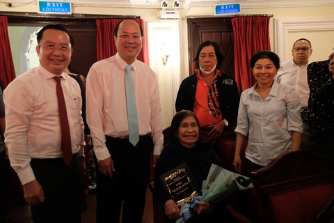 Kim Xuân, Quế Trân, Vy Oanh, Quốc Cơ… diễn thời trang áo dài mặt nạ tuồng - Ảnh 5. Kim Xuân, Quế Trân, Vy Oanh, Quốc Cơ… diễn thời trang áo dài mặt nạ tuồng - Ảnh 5.