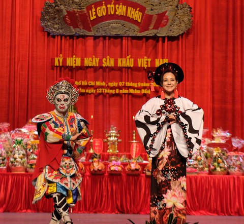 Kim Xuân, Quế Trân, Vy Oanh, Quốc Cơ… diễn thời trang áo dài mặt nạ tuồng - Ảnh 1. Kim Xuân, Quế Trân, Vy Oanh, Quốc Cơ… diễn thời trang áo dài mặt nạ tuồng - Ảnh 1.