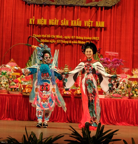 Kim Xuân, Quế Trân, Vy Oanh, Quốc Cơ… diễn thời trang áo dài mặt nạ tuồng - Ảnh 2. Kim Xuân, Quế Trân, Vy Oanh, Quốc Cơ… diễn thời trang áo dài mặt nạ tuồng - Ảnh 2.