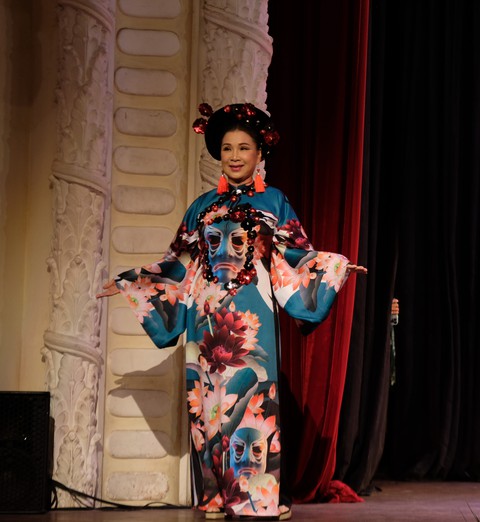Kim Xuân, Quế Trân, Vy Oanh, Quốc Cơ… diễn thời trang áo dài mặt nạ tuồng - Ảnh 3. Kim Xuân, Quế Trân, Vy Oanh, Quốc Cơ… diễn thời trang áo dài mặt nạ tuồng - Ảnh 3.