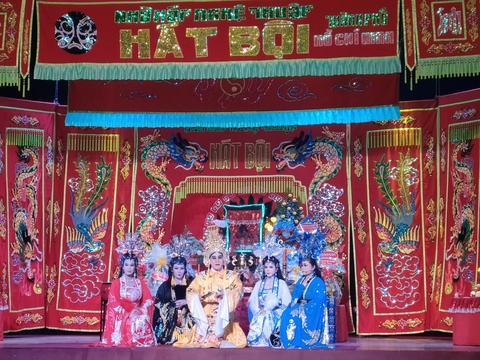 Nghệ sĩ sân khấu vui mừng gặp gỡ, thăm hỏi nhau trong ngày giỗ tổ - Ảnh 3. Nghệ sĩ sân khấu vui mừng gặp gỡ, thăm hỏi nhau trong ngày giỗ tổ - Ảnh 3.