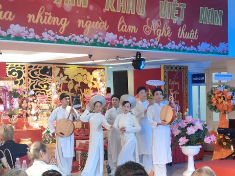 Nghệ sĩ sân khấu vui mừng gặp gỡ, thăm hỏi nhau trong ngày giỗ tổ - Ảnh 4. Nghệ sĩ sân khấu vui mừng gặp gỡ, thăm hỏi nhau trong ngày giỗ tổ - Ảnh 4.