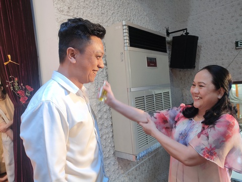 Nghệ sĩ sân khấu vui mừng gặp gỡ, thăm hỏi nhau trong ngày giỗ tổ - Ảnh 1. Nghệ sĩ sân khấu vui mừng gặp gỡ, thăm hỏi nhau trong ngày giỗ tổ - Ảnh 1.