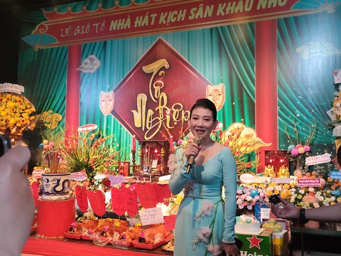 Nghệ sĩ sân khấu vui mừng gặp gỡ, thăm hỏi nhau trong ngày giỗ tổ - Ảnh 6. Nghệ sĩ sân khấu vui mừng gặp gỡ, thăm hỏi nhau trong ngày giỗ tổ - Ảnh 6.