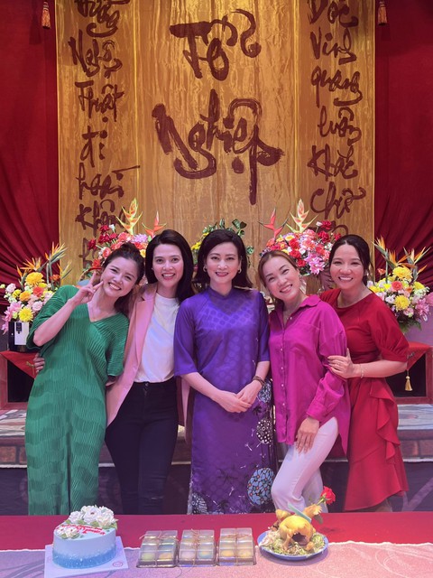 Nghệ sĩ sân khấu vui mừng gặp gỡ, thăm hỏi nhau trong ngày giỗ tổ - Ảnh 7. Nghệ sĩ sân khấu vui mừng gặp gỡ, thăm hỏi nhau trong ngày giỗ tổ - Ảnh 7.