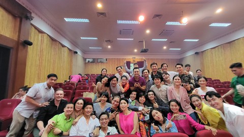 Nghệ sĩ sân khấu vui mừng gặp gỡ, thăm hỏi nhau trong ngày giỗ tổ - Ảnh 8. Nghệ sĩ sân khấu vui mừng gặp gỡ, thăm hỏi nhau trong ngày giỗ tổ - Ảnh 8.