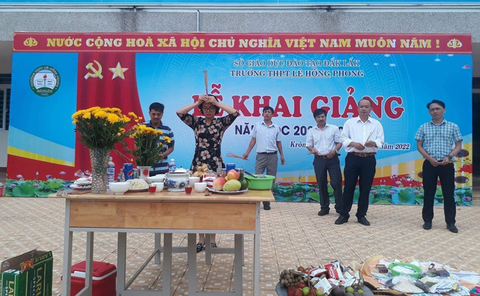 Thực hư hình ảnh cúng bái tại lễ khai giảng ở Đắk Lắk - Ảnh 1. Thực hư hình ảnh cúng bái tại lễ khai giảng ở Đắk Lắk - Ảnh 1.