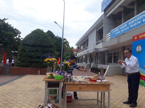 Thực hư hình ảnh cúng bái tại lễ khai giảng ở Đắk Lắk - Ảnh 2. Thực hư hình ảnh cúng bái tại lễ khai giảng ở Đắk Lắk - Ảnh 2.