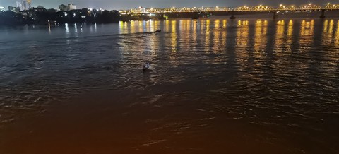 Đôi nam nữ nhảy cầu Long Biên, cứu sống được 1 người - Ảnh 1. Đôi nam nữ nhảy cầu Long Biên, cứu sống được 1 người - Ảnh 1.