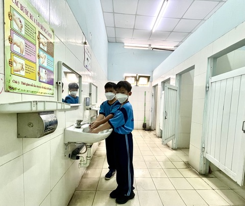 Có trường trung bình 200 học sinh/nhà vệ sinh - Ảnh 1. Có trường trung bình 200 học sinh/nhà vệ sinh - Ảnh 1.