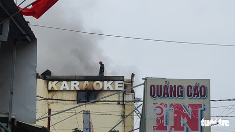 Nhiều người mắc kẹt trong quán karaoke Bình Dương kêu cứu, có người nhảy từ trên cao xuống - Ảnh 7. Nhiều người mắc kẹt trong quán karaoke Bình Dương kêu cứu, có người nhảy từ trên cao xuống - Ảnh 7.