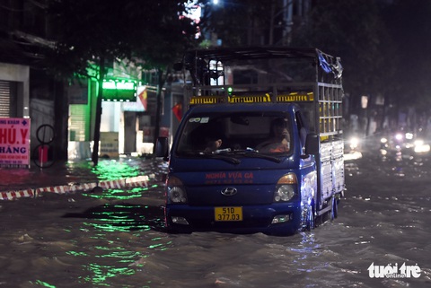 Quốc lộ 51 ngập sâu, giao thông gián đoạn, người dân thâu đêm chắn cửa, tát nước - Ảnh 7. Quốc lộ 51 ngập sâu, giao thông gián đoạn, người dân thâu đêm chắn cửa, tát nước - Ảnh 7.