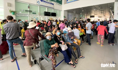 Bác sĩ khám 2 phút ra bệnh sốt siêu vi, về nhà test nhanh dương tính COVID-19 - Ảnh 1. Bác sĩ khám 2 phút ra bệnh sốt siêu vi, về nhà test nhanh dương tính COVID-19 - Ảnh 1.