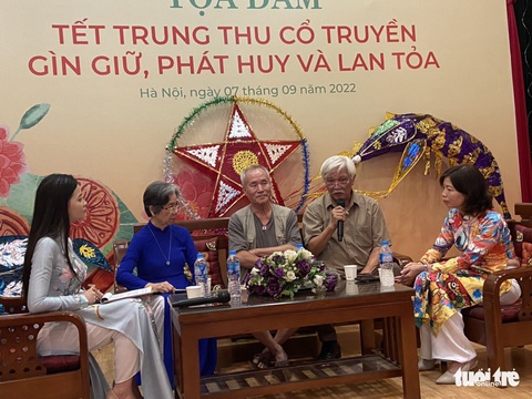 Tết Trung thu, nhớ một thời tranh cãi nặn địa chủ trên bánh nướng hay bánh dẻo - Ảnh 1. Tết Trung thu, nhớ một thời tranh cãi nặn địa chủ trên bánh nướng hay bánh dẻo - Ảnh 1.