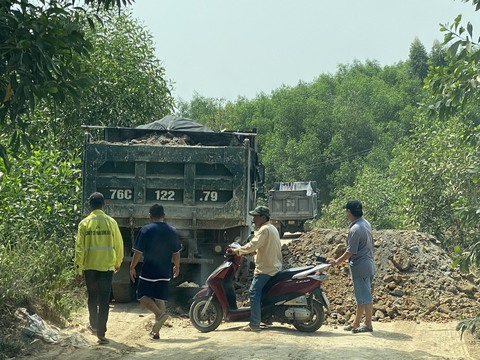 Vụ chủ mỏ đất giam lỏng phóng viên: Nhiều mốc giới biến mất, doanh nghiệp từng bị phạt - Ảnh 1. Vụ chủ mỏ đất giam lỏng phóng viên: Nhiều mốc giới biến mất, doanh nghiệp từng bị phạt - Ảnh 1.