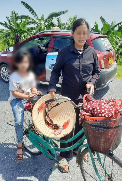 Người phụ nữ chở trẻ lớp 1 đi sau giờ học: có dấu hiệu bắt cóc - Ảnh 1. Người phụ nữ chở trẻ lớp 1 đi sau giờ học: có dấu hiệu bắt cóc - Ảnh 1.