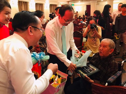 Kim Xuân, Quế Trân, Vy Oanh, Quốc Cơ… diễn thời trang áo dài mặt nạ tuồng - Ảnh 4. Kim Xuân, Quế Trân, Vy Oanh, Quốc Cơ… diễn thời trang áo dài mặt nạ tuồng - Ảnh 4.