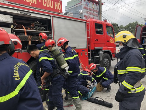 PCCC TP.HCM chi viện tìm kiếm nạn nhân vụ cháy quán karaoke ở Bình Dương - Ảnh 4. PCCC TP.HCM chi viện tìm kiếm nạn nhân vụ cháy quán karaoke ở Bình Dương - Ảnh 4.