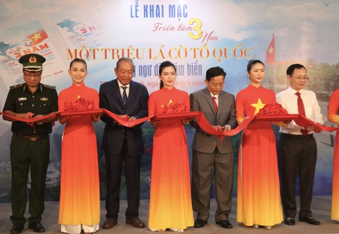 Báo Người Lao Động trao hơn 1,2 triệu lá cờ Tổ quốc cho ngư dân - Ảnh 1. Báo Người Lao Động trao hơn 1,2 triệu lá cờ Tổ quốc cho ngư dân - Ảnh 1.