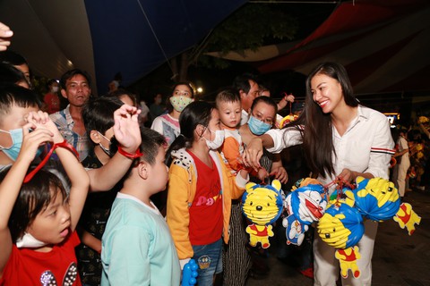Nghệ sĩ Kim Xuân, Á hậu Kim Duyên mang Trung thu sớm đến 500 trẻ bị ảnh hưởng bởi HIV/AIDS - Ảnh 3. Nghệ sĩ Kim Xuân, Á hậu Kim Duyên mang Trung thu sớm đến 500 trẻ bị ảnh hưởng bởi HIV/AIDS - Ảnh 3.