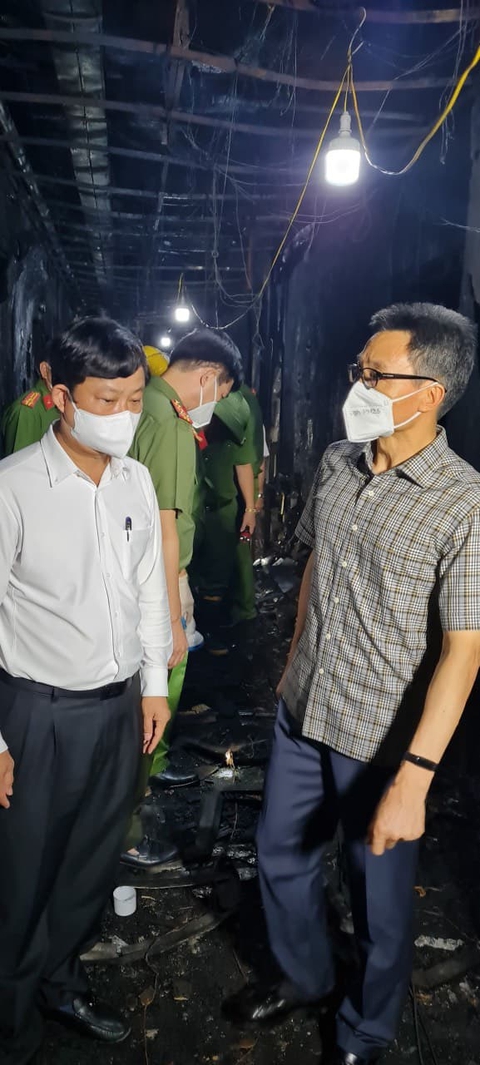Phó thủ tướng Vũ Đức Đam thăm hỏi nạn nhân vụ cháy quán karaoke ở Bình Dương - Ảnh 4. Phó thủ tướng Vũ Đức Đam thăm hỏi nạn nhân vụ cháy quán karaoke ở Bình Dương - Ảnh 4.