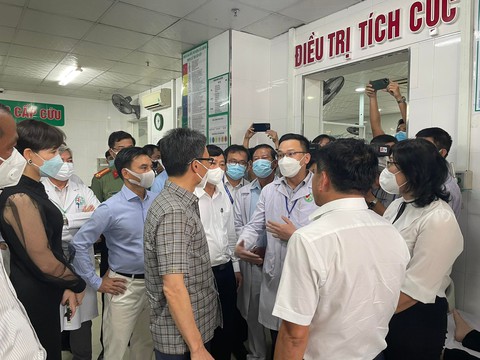 Phó thủ tướng Vũ Đức Đam thăm hỏi nạn nhân vụ cháy quán karaoke ở Bình Dương - Ảnh 2. Phó thủ tướng Vũ Đức Đam thăm hỏi nạn nhân vụ cháy quán karaoke ở Bình Dương - Ảnh 2.