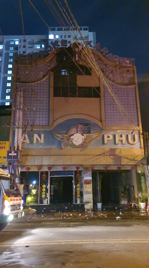 Khởi tố hai cán bộ công an quản lý địa bàn vụ cháy quán karaoke 32 người chết - Ảnh 1. Khởi tố hai cán bộ công an quản lý địa bàn vụ cháy quán karaoke 32 người chết - Ảnh 1.