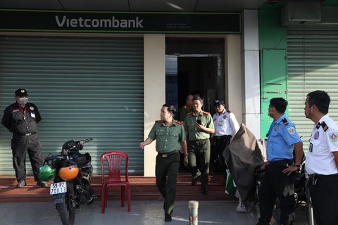 Cướp ngân hàng ở Đồng Nai, nghi phạm chạy về hướng huyện Long Thành - Ảnh 2. Cướp ngân hàng ở Đồng Nai, nghi phạm chạy về hướng huyện Long Thành - Ảnh 2.