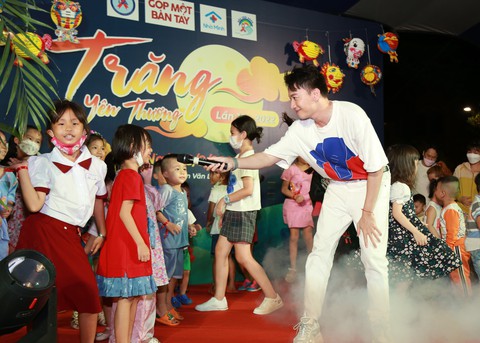 Nghệ sĩ Kim Xuân, Á hậu Kim Duyên mang Trung thu sớm đến 500 trẻ bị ảnh hưởng bởi HIV/AIDS - Ảnh 5. Nghệ sĩ Kim Xuân, Á hậu Kim Duyên mang Trung thu sớm đến 500 trẻ bị ảnh hưởng bởi HIV/AIDS - Ảnh 5.