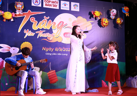 Nghệ sĩ Kim Xuân, Á hậu Kim Duyên mang Trung thu sớm đến 500 trẻ bị ảnh hưởng bởi HIV/AIDS - Ảnh 6. Nghệ sĩ Kim Xuân, Á hậu Kim Duyên mang Trung thu sớm đến 500 trẻ bị ảnh hưởng bởi HIV/AIDS - Ảnh 6.