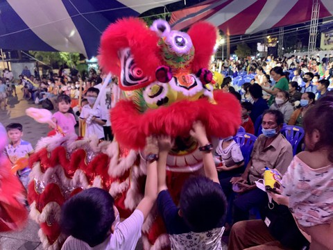 Nghệ sĩ Kim Xuân, Á hậu Kim Duyên mang Trung thu sớm đến 500 trẻ bị ảnh hưởng bởi HIV/AIDS - Ảnh 2. Nghệ sĩ Kim Xuân, Á hậu Kim Duyên mang Trung thu sớm đến 500 trẻ bị ảnh hưởng bởi HIV/AIDS - Ảnh 2.