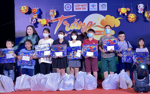 Nghệ sĩ Kim Xuân, Á hậu Kim Duyên mang Trung thu sớm đến 500 trẻ bị ảnh hưởng bởi HIV/AIDS - Ảnh 1. Nghệ sĩ Kim Xuân, Á hậu Kim Duyên mang Trung thu sớm đến 500 trẻ bị ảnh hưởng bởi HIV/AIDS - Ảnh 1.