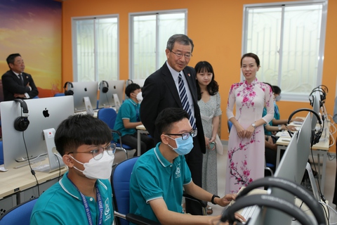 Sinh viên công nghệ thông tin học tiếng Nhật trong phòng học thông minh - Ảnh 1. Sinh viên công nghệ thông tin học tiếng Nhật trong phòng học thông minh - Ảnh 1.