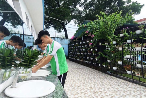 Nhà vệ sinh trường học sạch đẹp, thơm tho có khó làm? - Ảnh 1. Nhà vệ sinh trường học sạch đẹp, thơm tho có khó làm? - Ảnh 1.