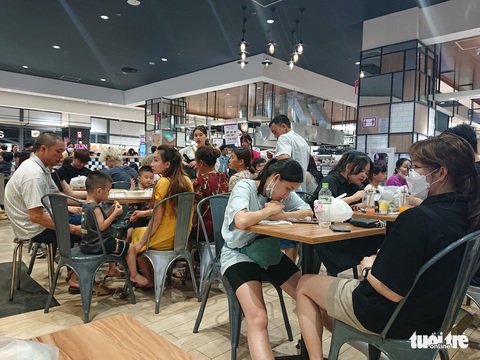 Bộ Y tế ban hành quy định mới, bãi bỏ yêu cầu đeo khẩu trang khi tiếp xúc gần - Ảnh 1. Bộ Y tế ban hành quy định mới, bãi bỏ yêu cầu đeo khẩu trang khi tiếp xúc gần - Ảnh 1.