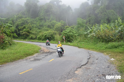 Những khúc cua đáng sợ với tài xế trên đèo Đại Ninh - Ảnh 7. Những khúc cua đáng sợ với tài xế trên đèo Đại Ninh - Ảnh 7.
