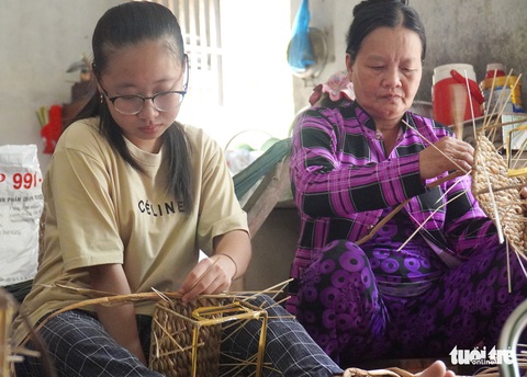 Lớn lên từ hơi ấm của ngoại - Ảnh 1. Lớn lên từ hơi ấm của ngoại - Ảnh 1.