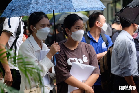 Những hàng ghế trong đêm mưa trước Cục Lãnh sự - Ảnh 7. Những hàng ghế trong đêm mưa trước Cục Lãnh sự - Ảnh 7.