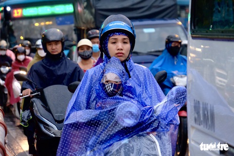Nỗi khổ sở và ám ảnh khi ra đường của dân Hà Nội - Ảnh 3. Nỗi khổ sở và ám ảnh khi ra đường của dân Hà Nội - Ảnh 3.