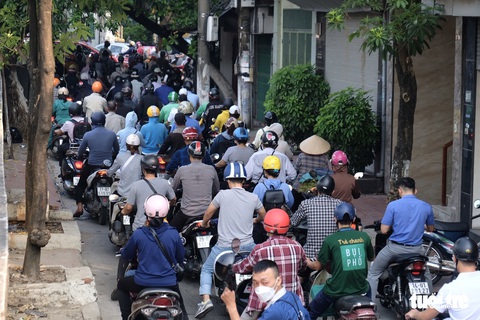 Nỗi khổ sở và ám ảnh khi ra đường của dân Hà Nội - Ảnh 5. Nỗi khổ sở và ám ảnh khi ra đường của dân Hà Nội - Ảnh 5.