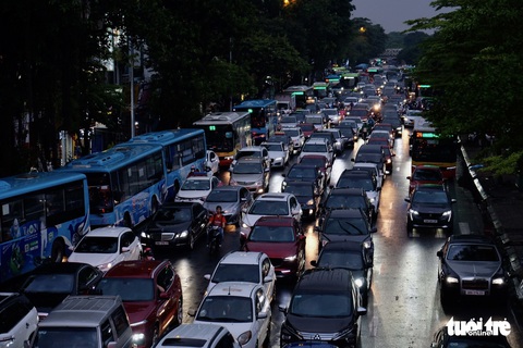 Nỗi khổ sở và ám ảnh khi ra đường của dân Hà Nội - Ảnh 7. Nỗi khổ sở và ám ảnh khi ra đường của dân Hà Nội - Ảnh 7.