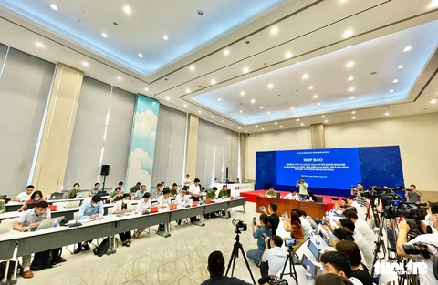 Vụ cháy quán karaoke 32 người chết: Nhiều khách vẫn đóng cửa hát khi được báo cháy? - Ảnh 4. Vụ cháy quán karaoke 32 người chết: Nhiều khách vẫn đóng cửa hát khi được báo cháy? - Ảnh 4.