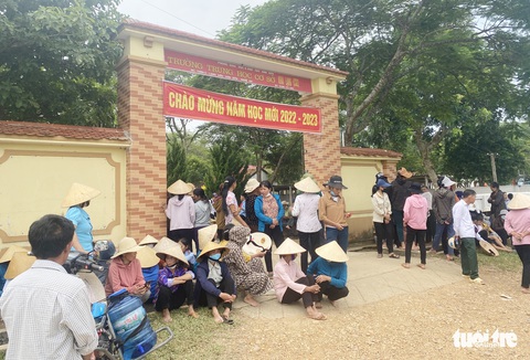 Đối thoại với phụ huynh vụ phản đối sáp nhập trường - Ảnh 2. Đối thoại với phụ huynh vụ phản đối sáp nhập trường - Ảnh 2.