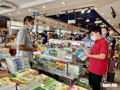 Phụ huynh TP.HCM đỏ mắt tìm mua sách giáo khoa chương trình cũ - Ảnh 1. Phụ huynh TP.HCM đỏ mắt tìm mua sách giáo khoa chương trình cũ - Ảnh 1.