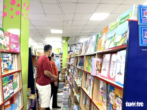 Phụ huynh TP.HCM đỏ mắt tìm mua sách giáo khoa chương trình cũ - Ảnh 2. Phụ huynh TP.HCM đỏ mắt tìm mua sách giáo khoa chương trình cũ - Ảnh 2.