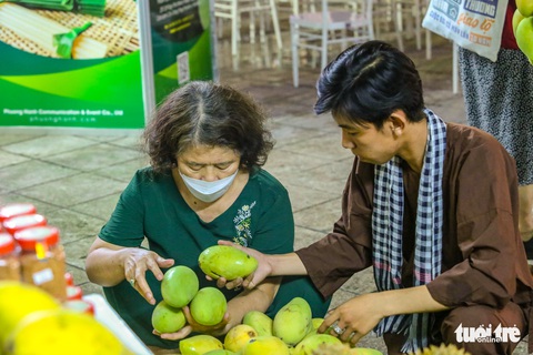 Trung thu này, ăn bánh bò, bún mắm, bánh tét giữa lòng Hà Nội - Ảnh 4. Trung thu này, ăn bánh bò, bún mắm, bánh tét giữa lòng Hà Nội - Ảnh 4.