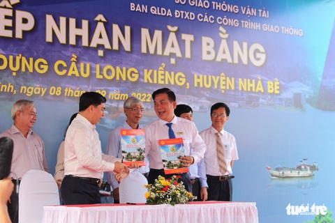 Chính thức bàn giao mặt bằng, tái khởi động xây cây cầu Long Kiểng treo 20 năm - Ảnh 5. Chính thức bàn giao mặt bằng, tái khởi động xây cây cầu Long Kiểng treo 20 năm - Ảnh 5.